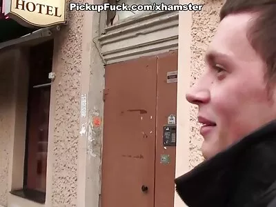 એક સોનેરી ગરમ ગુજરાતી સેકસી વીડીયો પિચર ટોટી ચૂસીને કરે છે