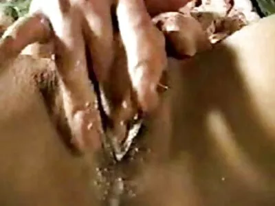 ડ્યૂડ ટીવી જુએ છે કારણ કે તેનો હોટ સેકસી સેકસી વીડીયા જીએફ તેની સેવા કરી રહ્યો છે