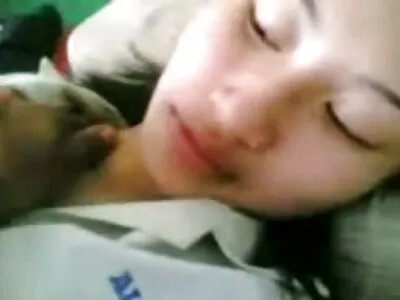 બસ્ટી બેબ તેના ટીટ્સનો ઉપયોગ કરીને તેને ચીડવે છે સેકસી વીડીયો youtube