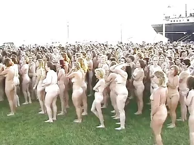 ગોળમટોળ બેબ તેના ગુજરાતી સેકસી બીપી વીડીયો બૂબ્સ બતાવી રહી છે