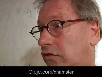 બાથરૂમમાં યુવાન વેશ્યા એક એક્સ વીડીયો સેકસી blowjob આપે છે