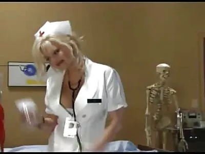 તેના કઠણ સ્તનની ડીંટીને સેકસી બીપી વીડીયો સેકસી વળી જવું અને સ્ક્વિઝ કરવું