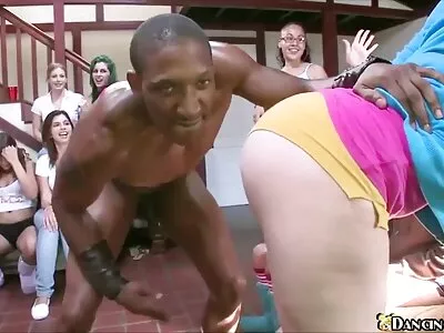 સુંદર સોનેરી વિશાળ કાળા સોસેજનો સેકસી વીડીયા સેકસી વીડિયો સ્વાદ માણે છે