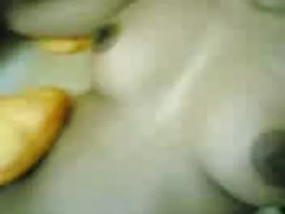 વિશાળ આંખોવાળી એચડી સેકસ વીડીયો શ્યામા છોકરી ડોંગ ચૂસે છે